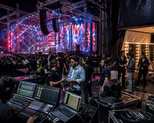 Live stage production with sound, lighting, LED walls and technical event coordination.