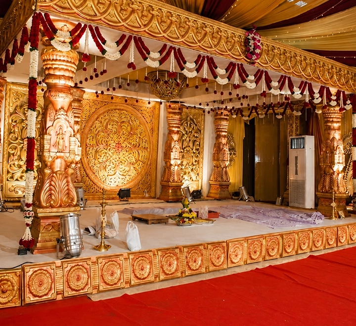 Elegant wedding mandapam decorated with flowers and sacred elements for Brahmin marriage ceremonies.