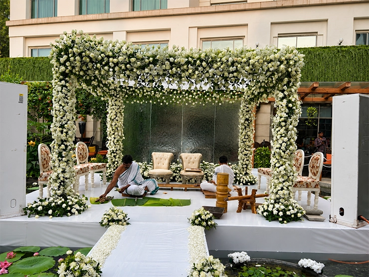 Beautiful wedding ambiance with elegant décor, lighting and floral arrangements for Brahmin ceremonies.